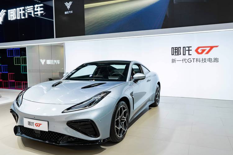 深圳51哪吒汽车在智能汽车领域的表现，领途汽车在新能源汽车市场中的影响力